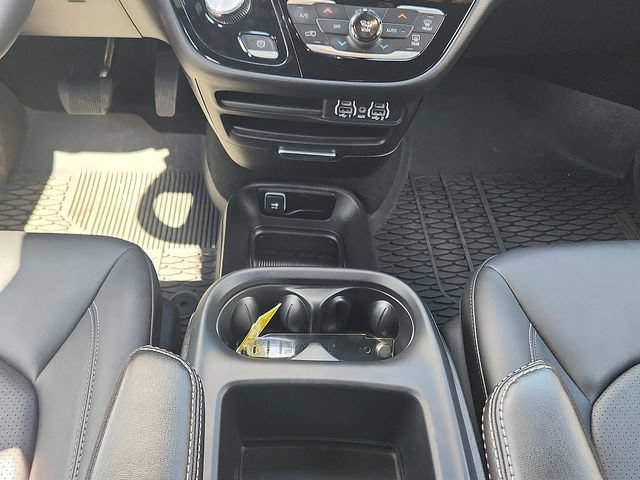 Used 2025 Chrysler Voyager LX FWD image 18
