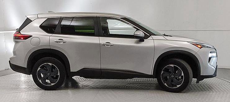 Used 2024 Nissan Rogue SV image 5