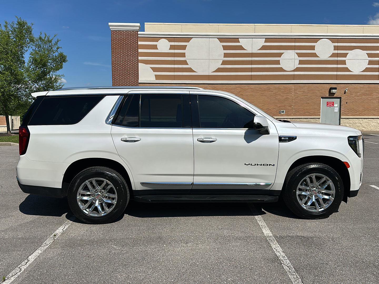 Used 2022 GMC Yukon SLT w/ SLT Premium Package AWD/4WD image 6