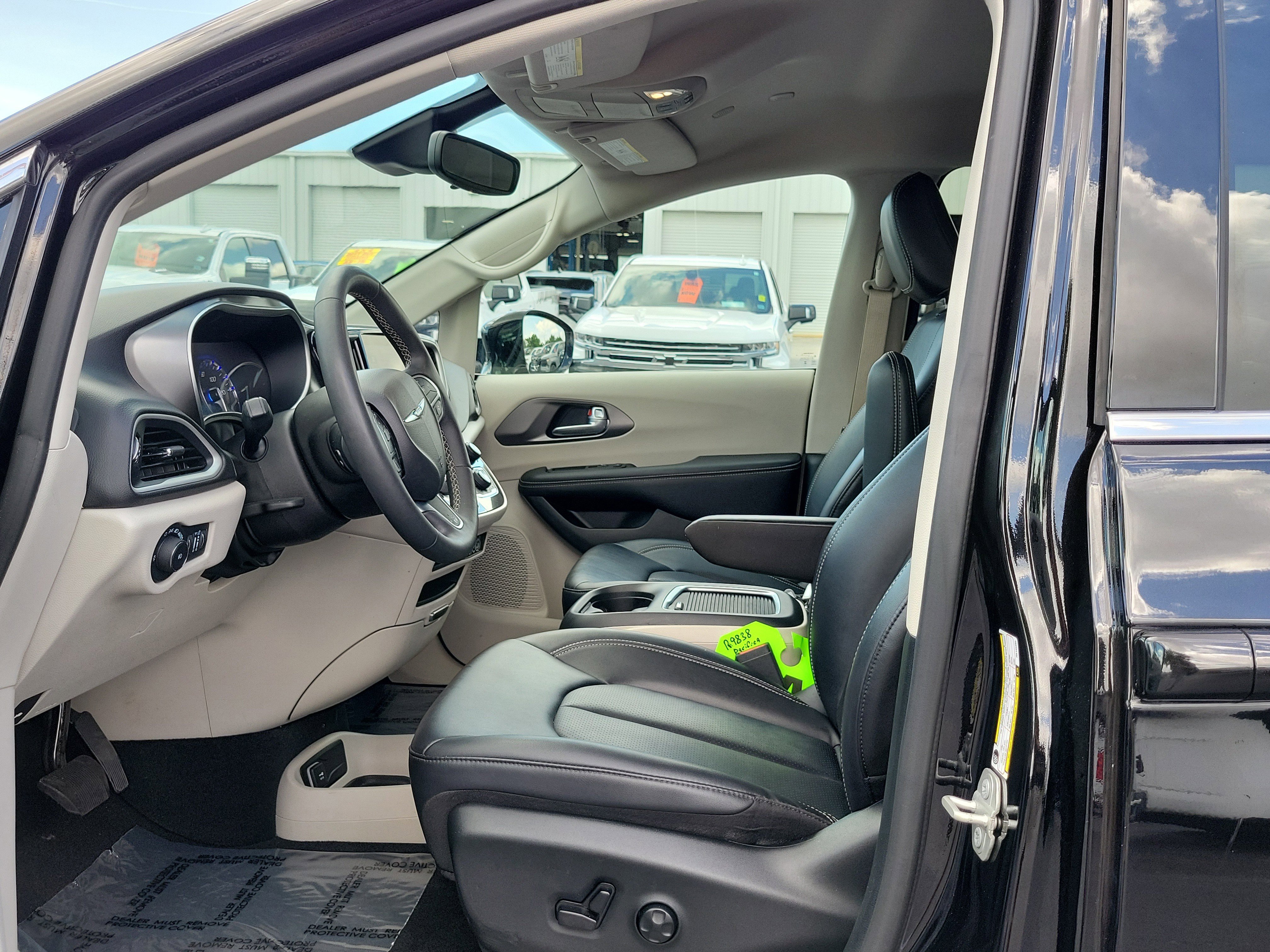 Used 2024 Chrysler Pacifica Touring-L FWD image 20