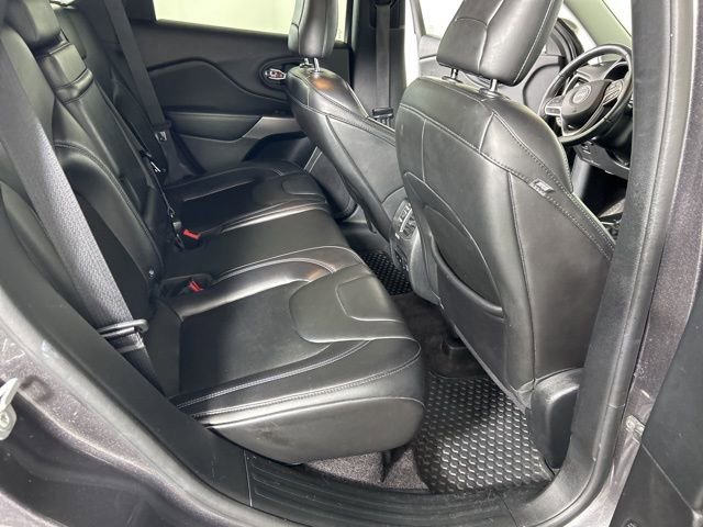 Used 2019 Jeep Cherokee Latitude Plus w/ Comfort/Convenience Group AWD/4WD image 17