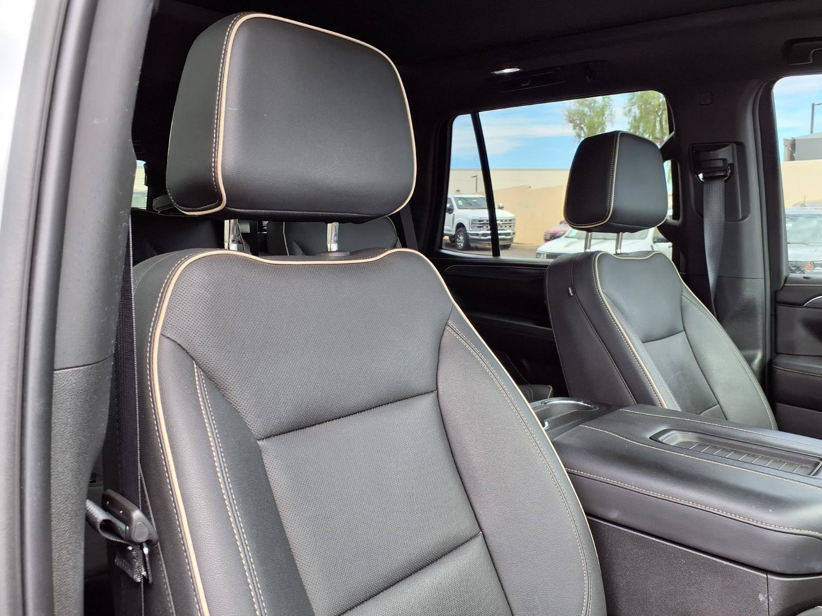 Used 2023 GMC Yukon SLT w/ SLT Premium Package AWD/4WD image 12