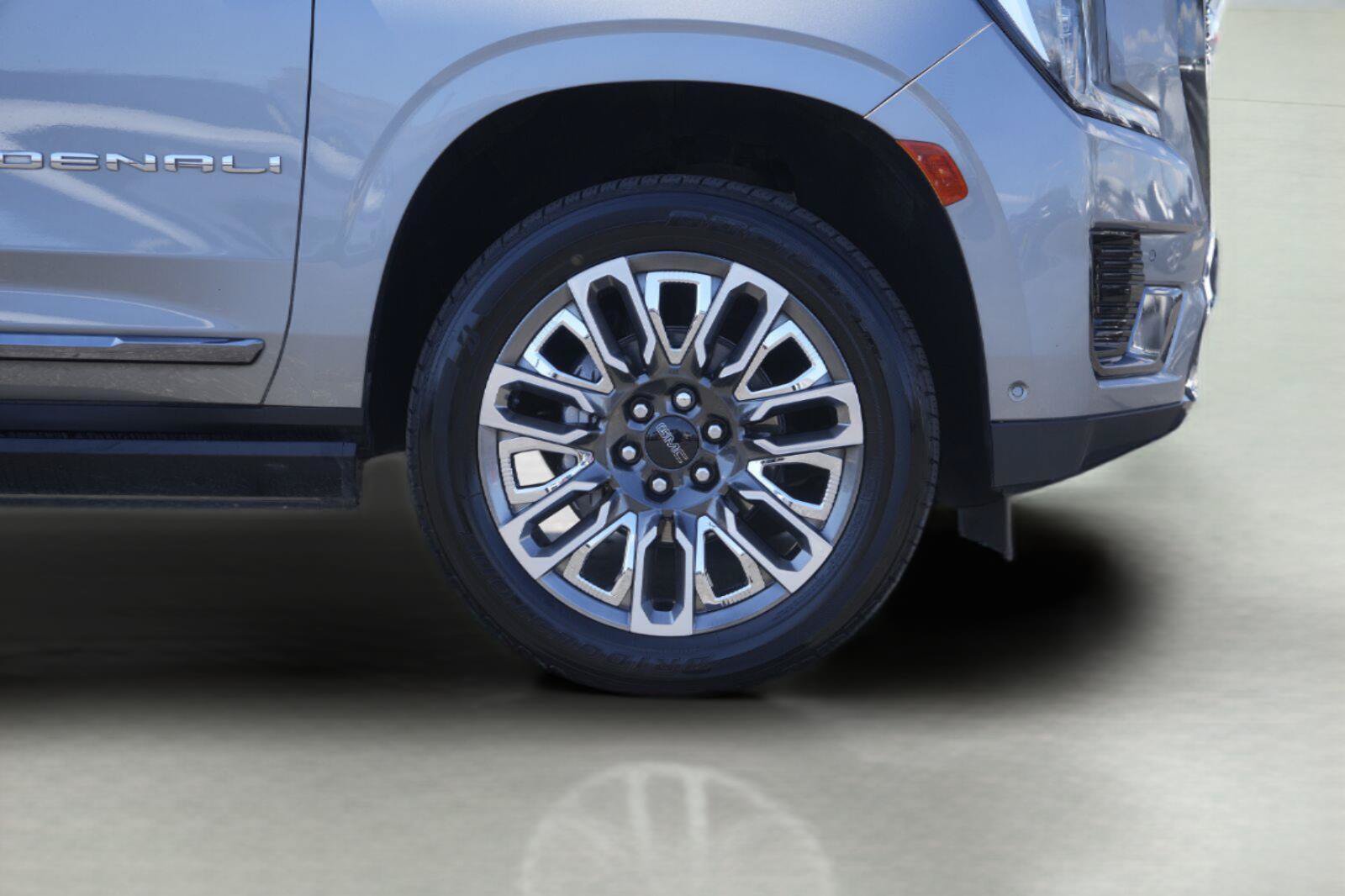 Used 2023 GMC Yukon XL Denali Ultimate w/ LPO, Floor Liner Package AWD/4WD image 4