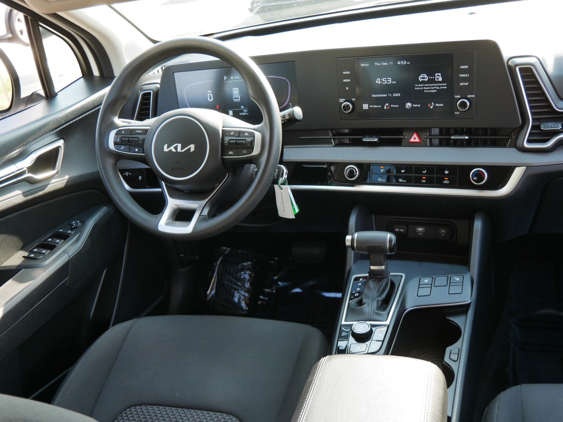 Used 2023 Kia Sportage LX image 9