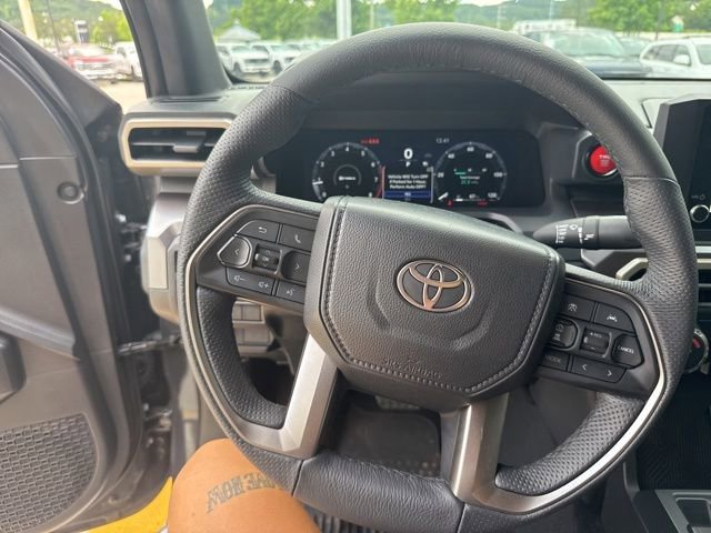 Used 2025 Toyota Tacoma SR5 AWD/4WD image 25