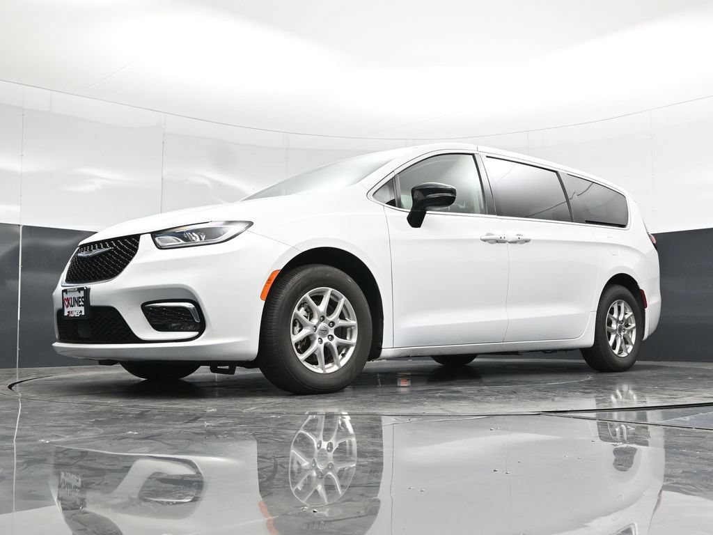 Used 2024 Chrysler Pacifica Touring-L FWD image 57
