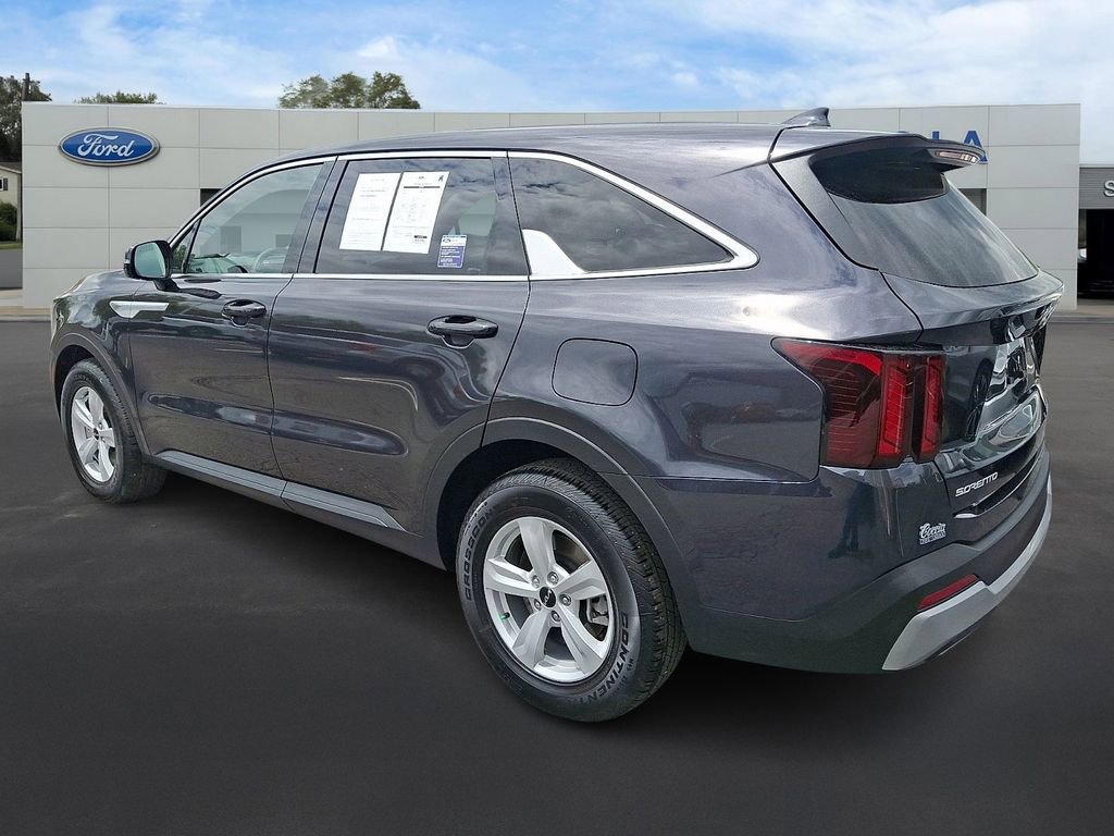 Used 2025 Kia Sorento LX FWD image 6