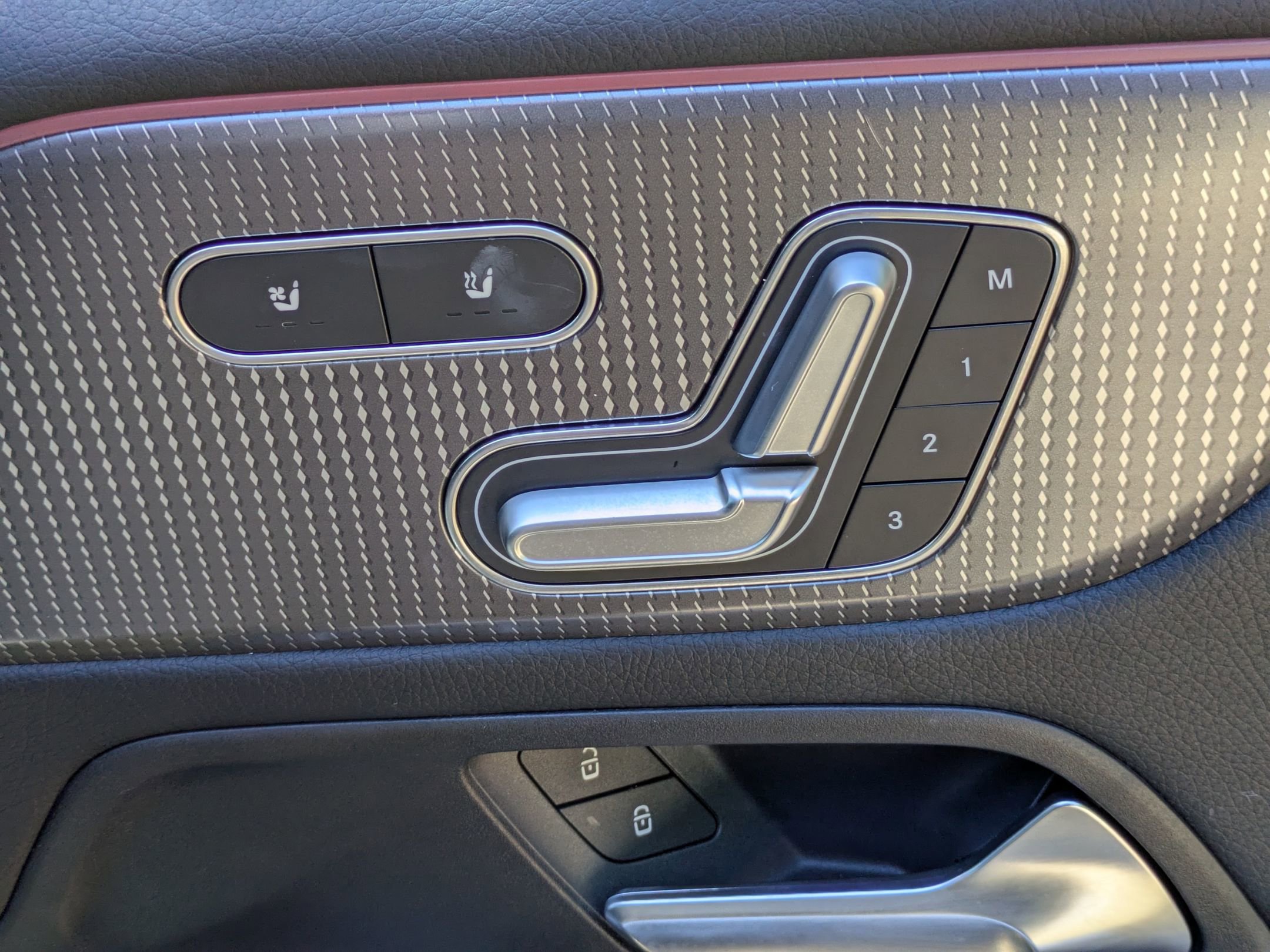 Used 2023 Mercedes-Benz GLB 250 image 40