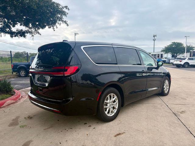 Used 2024 Chrysler Pacifica Touring-L FWD image 3