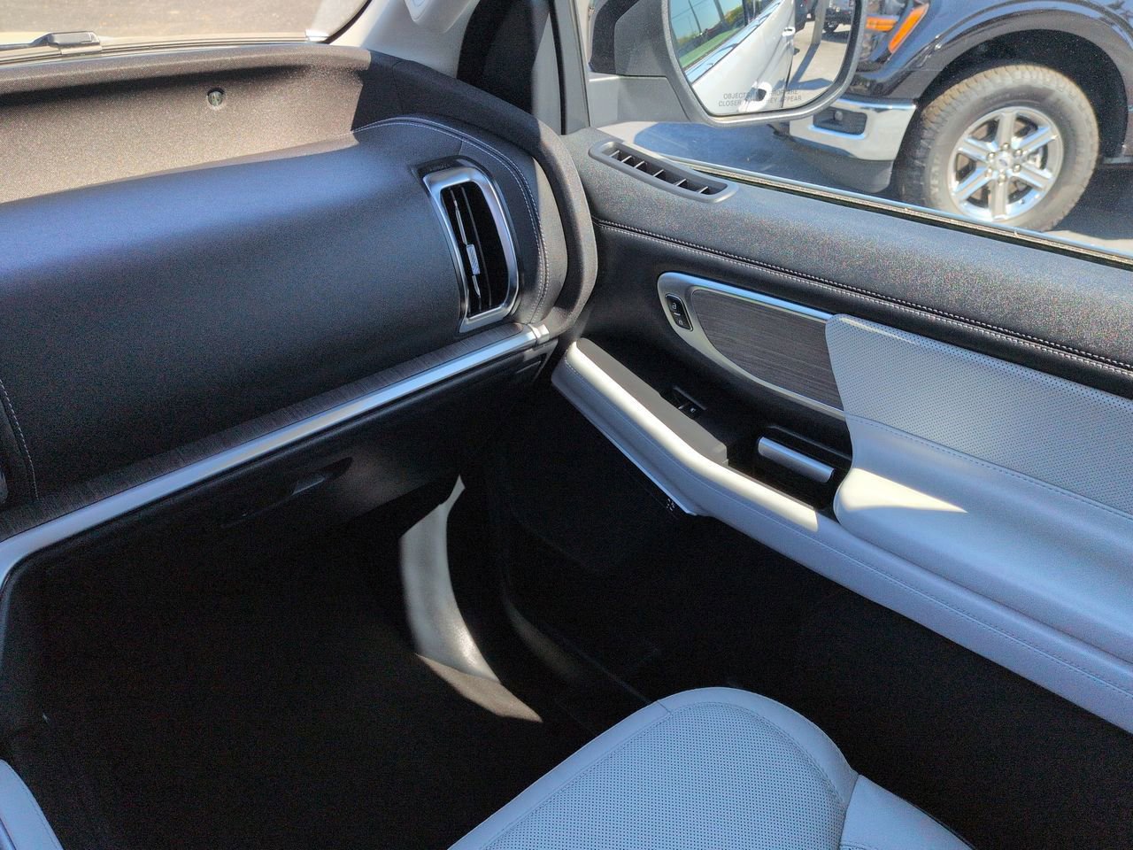 Certified 2025 Ford Expedition Platinum w/ Platinum Ultimate Package image 17