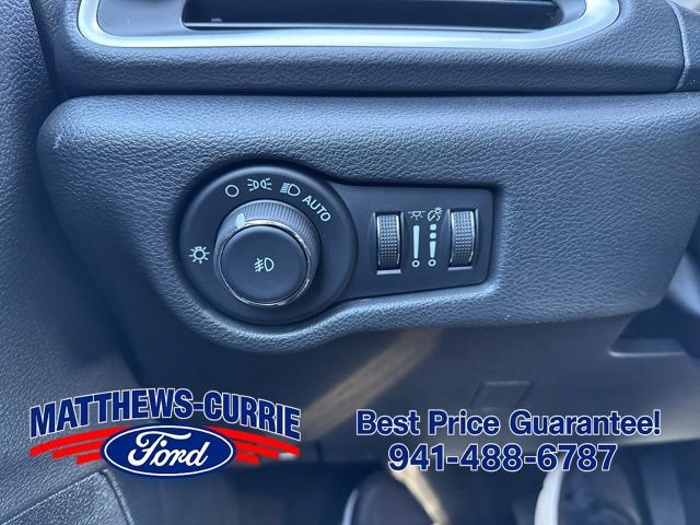 Used 2025 Chrysler Pacifica Select FWD image 26