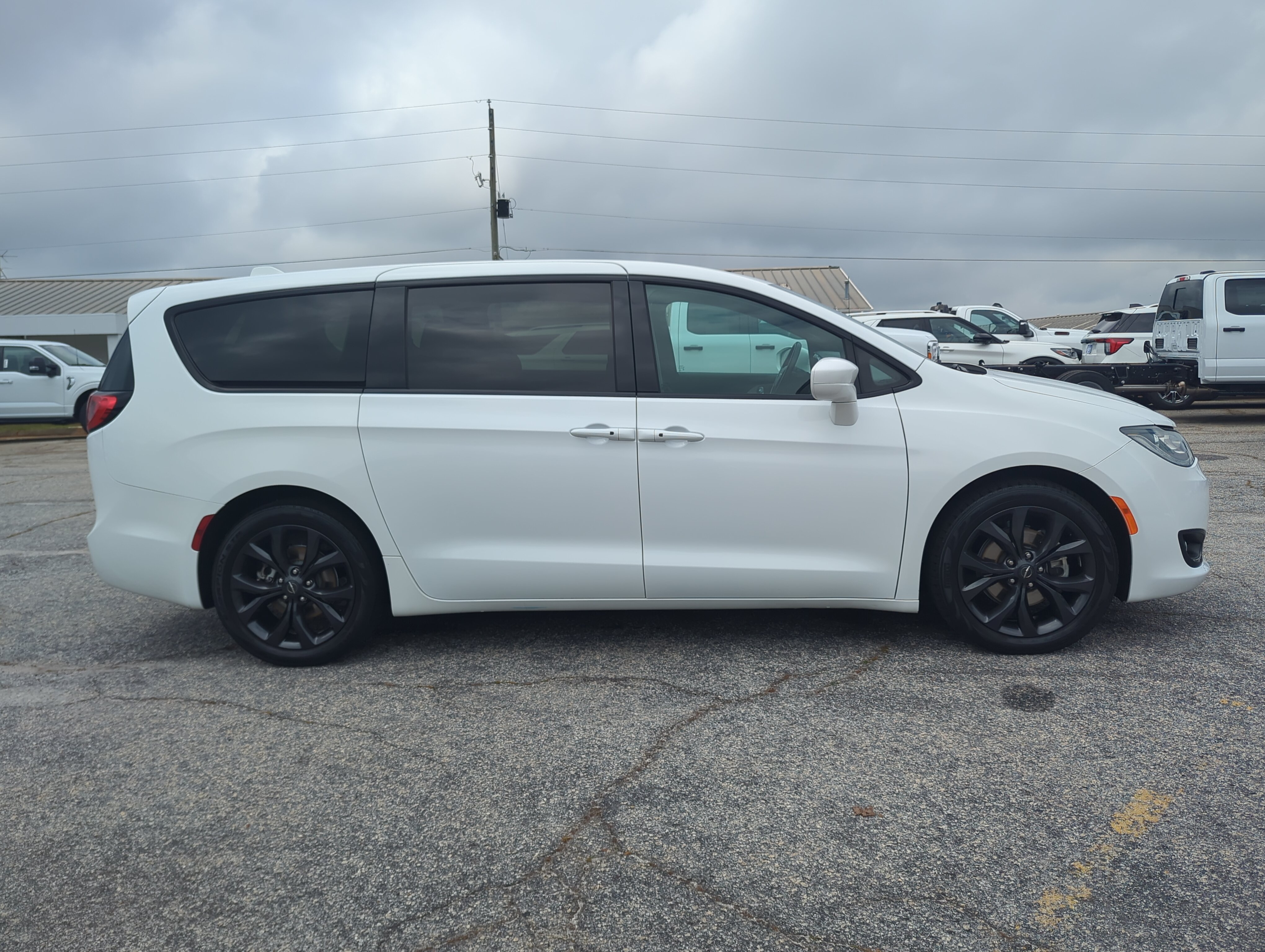Used 2019 Chrysler Pacifica Touring Plus w/ S Appearance Package FWD image 2