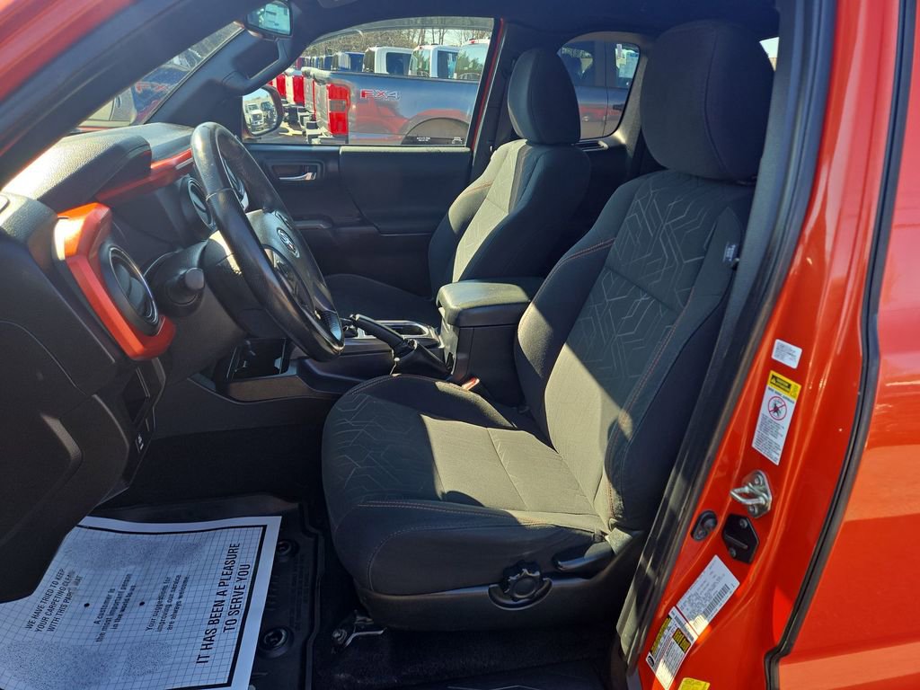 Used 2017 Toyota Tacoma TRD Sport w/ Tow Package (A/T) AWD/4WD image 6