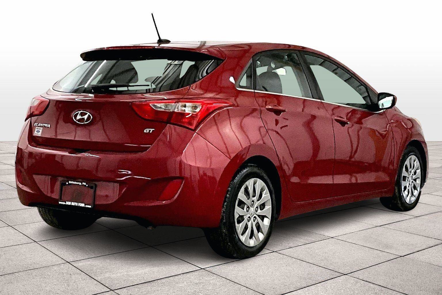 Used 2017 Hyundai Elantra GT image 3