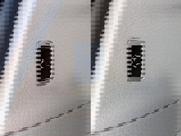 Used 2023 Chrysler Voyager LX image 33