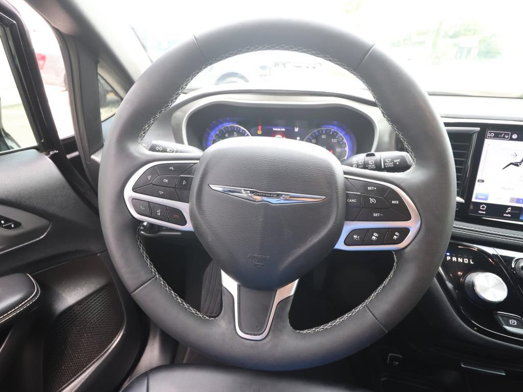 Used 2025 Chrysler Pacifica Select FWD image 17