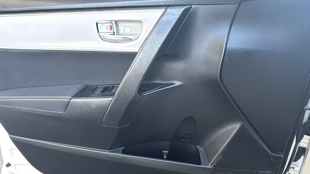 Used 2019 Toyota Corolla LE w/ Carpet Mat Package (TMS) FWD image 18