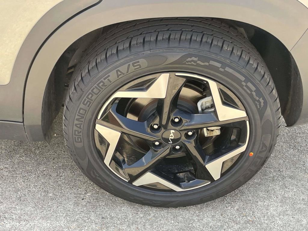 Used 2024 Kia Seltos EX image 9