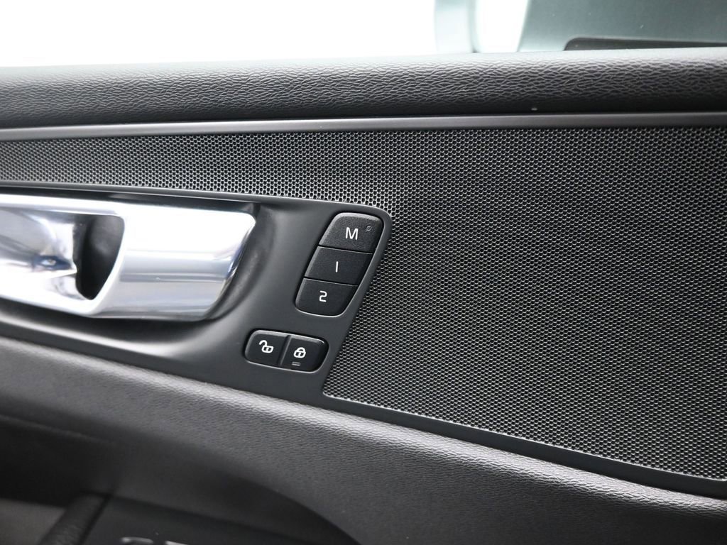 Used 2020 Volvo XC60 T5 Momentum w/ Protection Package Premier image 39