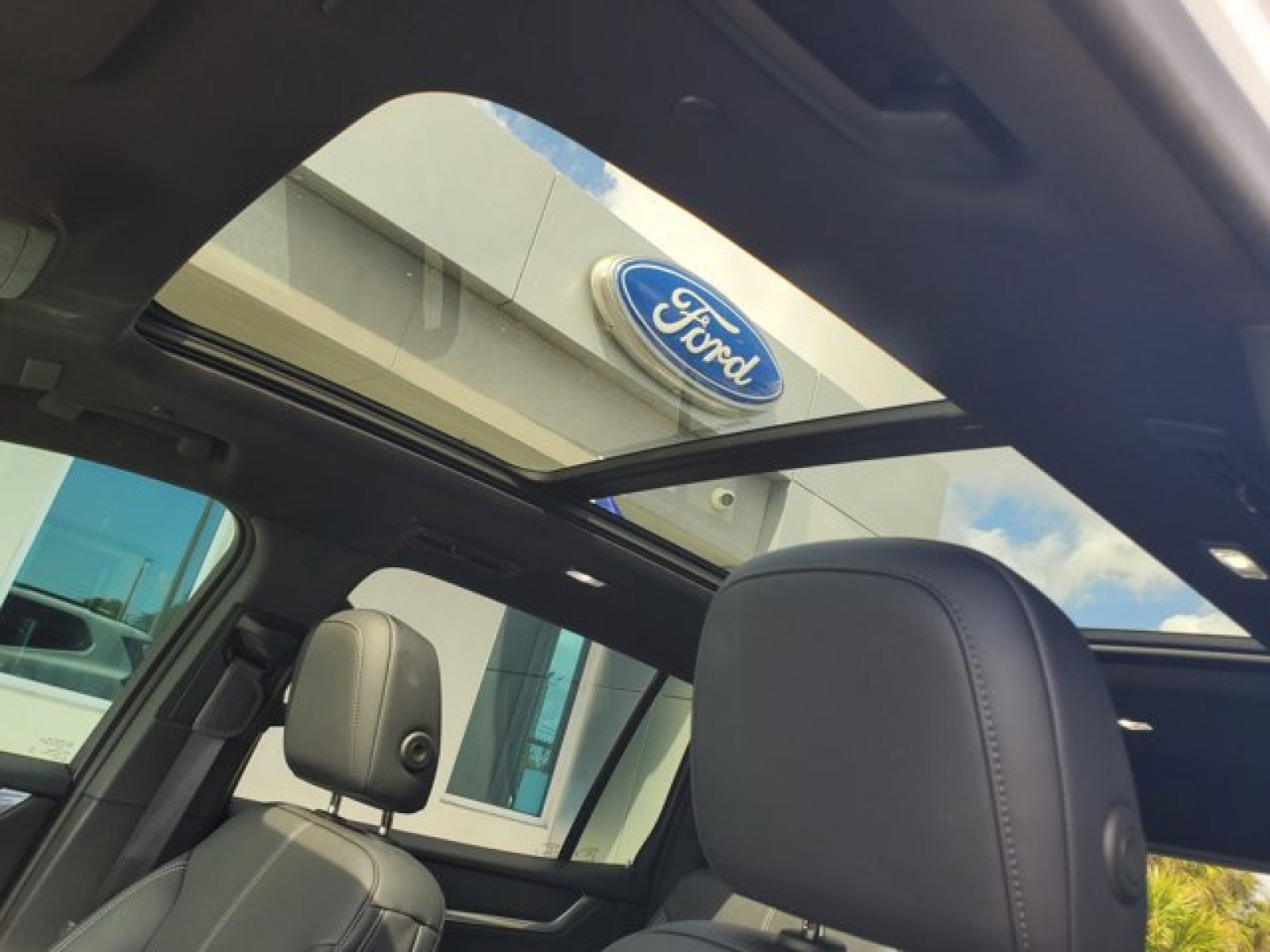 Used 2025 GMC Acadia Elevation w/ Elevation Premium Package image 12