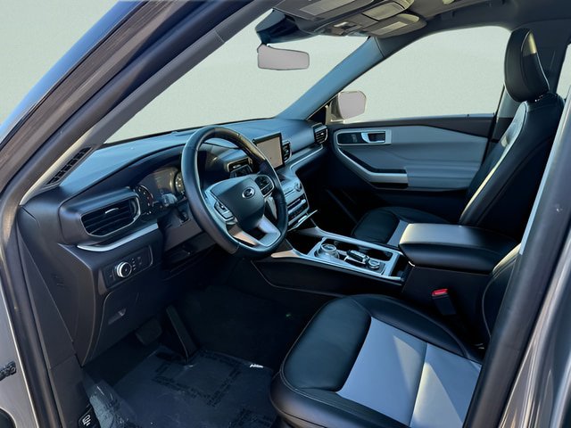 Certified 2022 Ford Explorer XLT w/ Equipment Group 202A AWD/4WD image 4