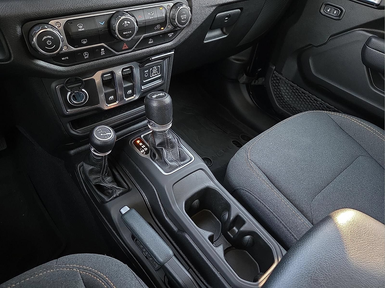 Used 2024 Jeep Wrangler Sport AWD/4WD image 25