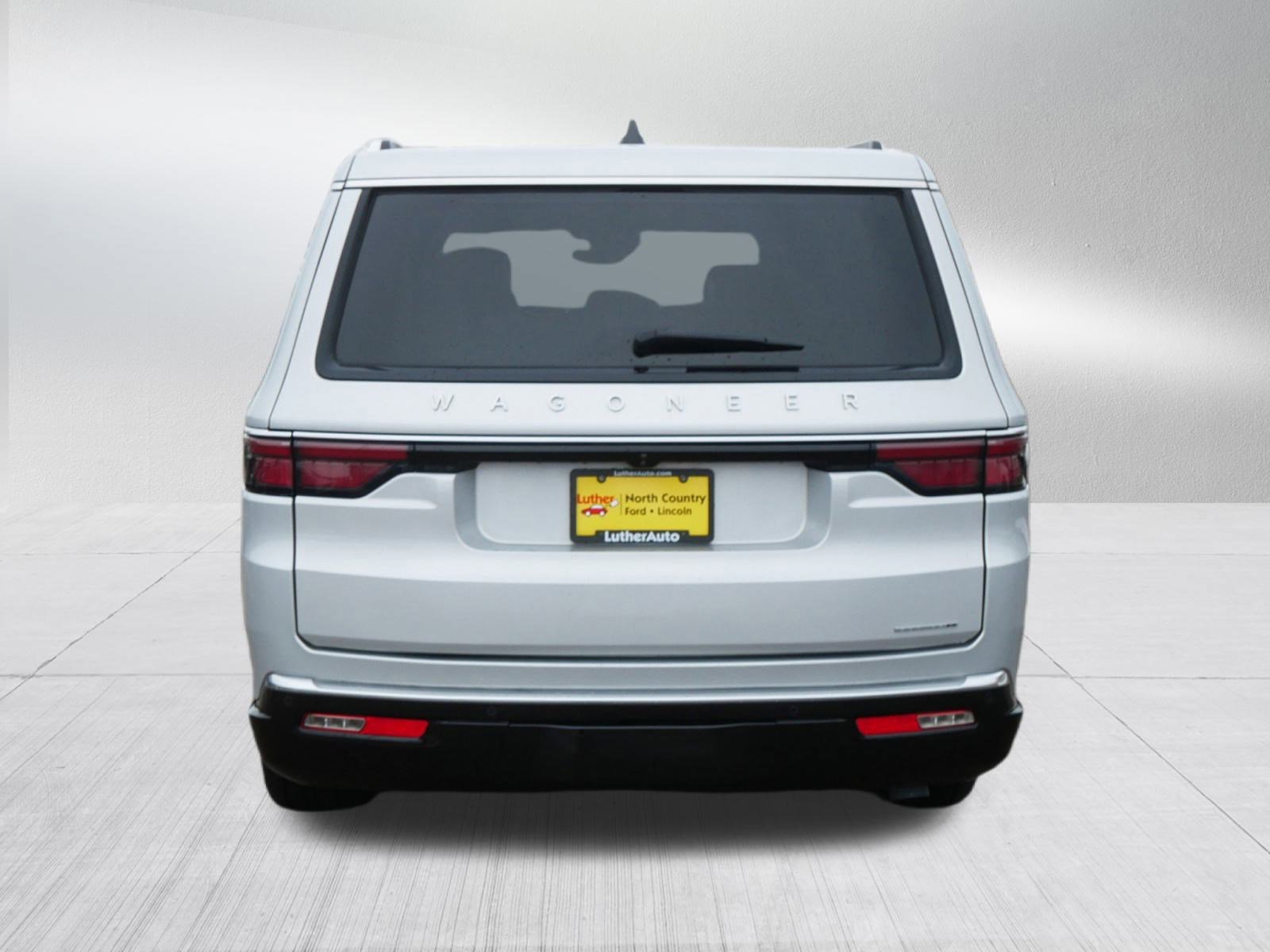 Used 2024 Jeep Wagoneer L Series II image 4