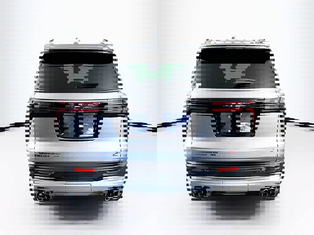 Used 2025 Chevrolet Traverse Z71 image 4