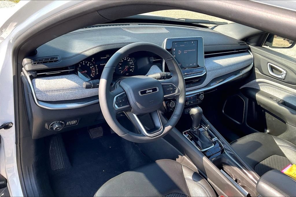 Used 2025 Jeep Compass Latitude AWD/4WD image 7