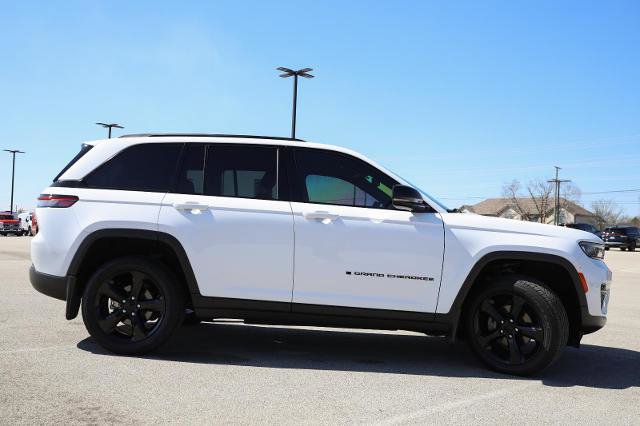 Used 2022 Jeep Grand Cherokee Altitude AWD/4WD image 7