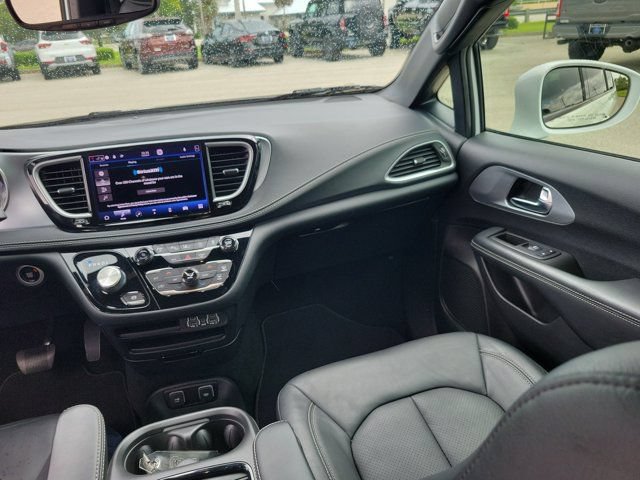 Used 2021 Chrysler Pacifica Touring-L w/ Premium & Safety Sphere Group FWD image 20