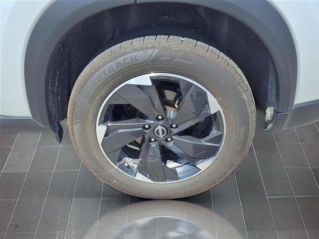 Used 2025 Nissan Rogue SV AWD/4WD image 16