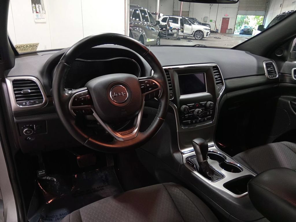 Used 2019 Jeep Grand Cherokee Laredo AWD/4WD image 13