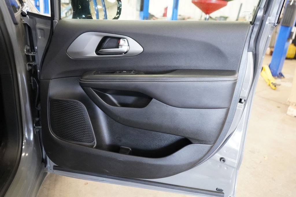 Used 2025 Chrysler Pacifica Select FWD image 17