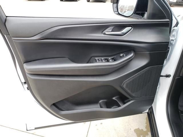 Used 2024 Jeep Grand Cherokee Altitude AWD/4WD image 12