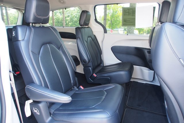 Used 2022 Chrysler Pacifica Touring-L FWD image 14