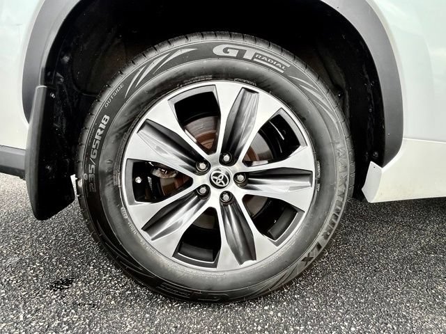 Used 2022 Toyota Highlander XLE AWD/4WD image 12