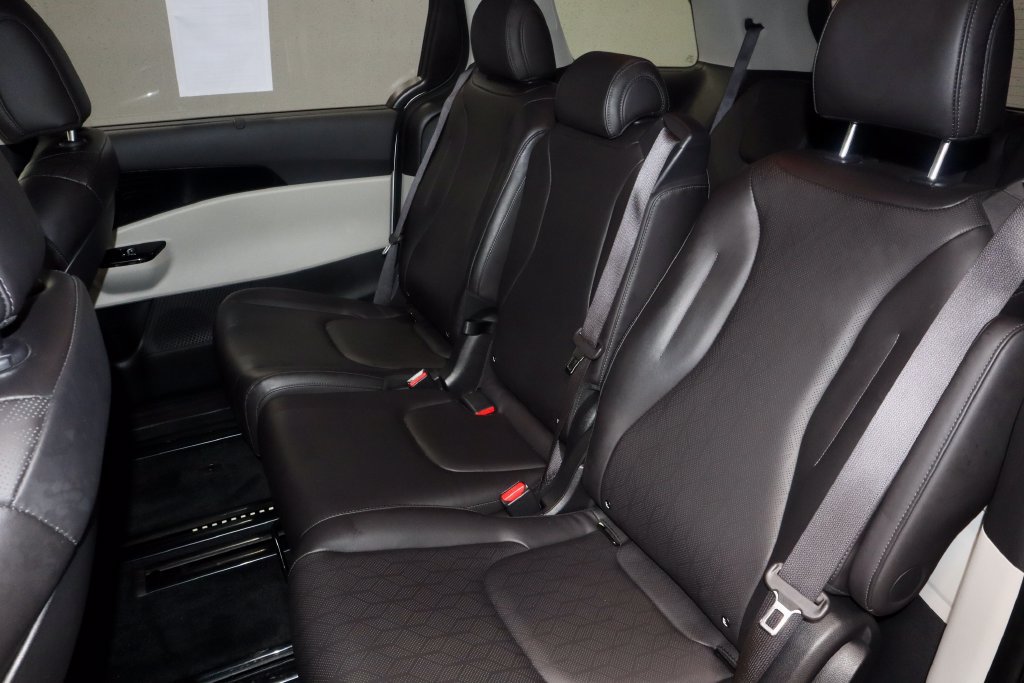 Used 2024 Kia Carnival EX FWD image 21