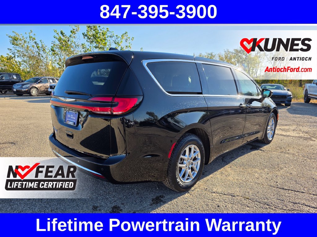 Used 2024 Chrysler Pacifica Touring-L FWD image 10