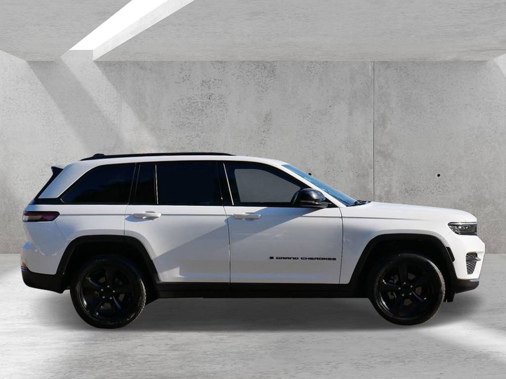 Used 2022 Jeep Grand Cherokee Altitude AWD/4WD image 2