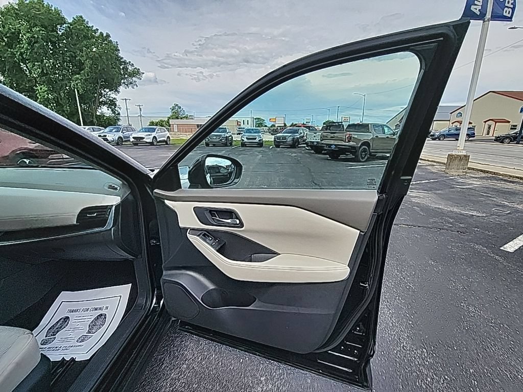 Used 2025 Nissan Rogue SV AWD/4WD image 15