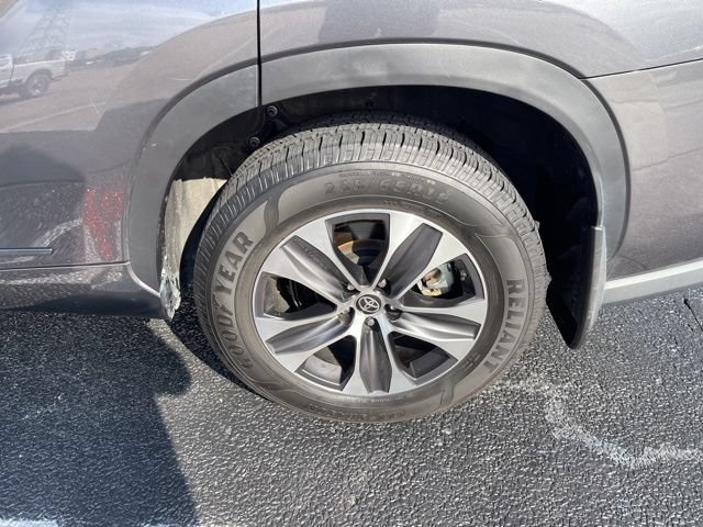Used 2023 Toyota Highlander XLE FWD image 4