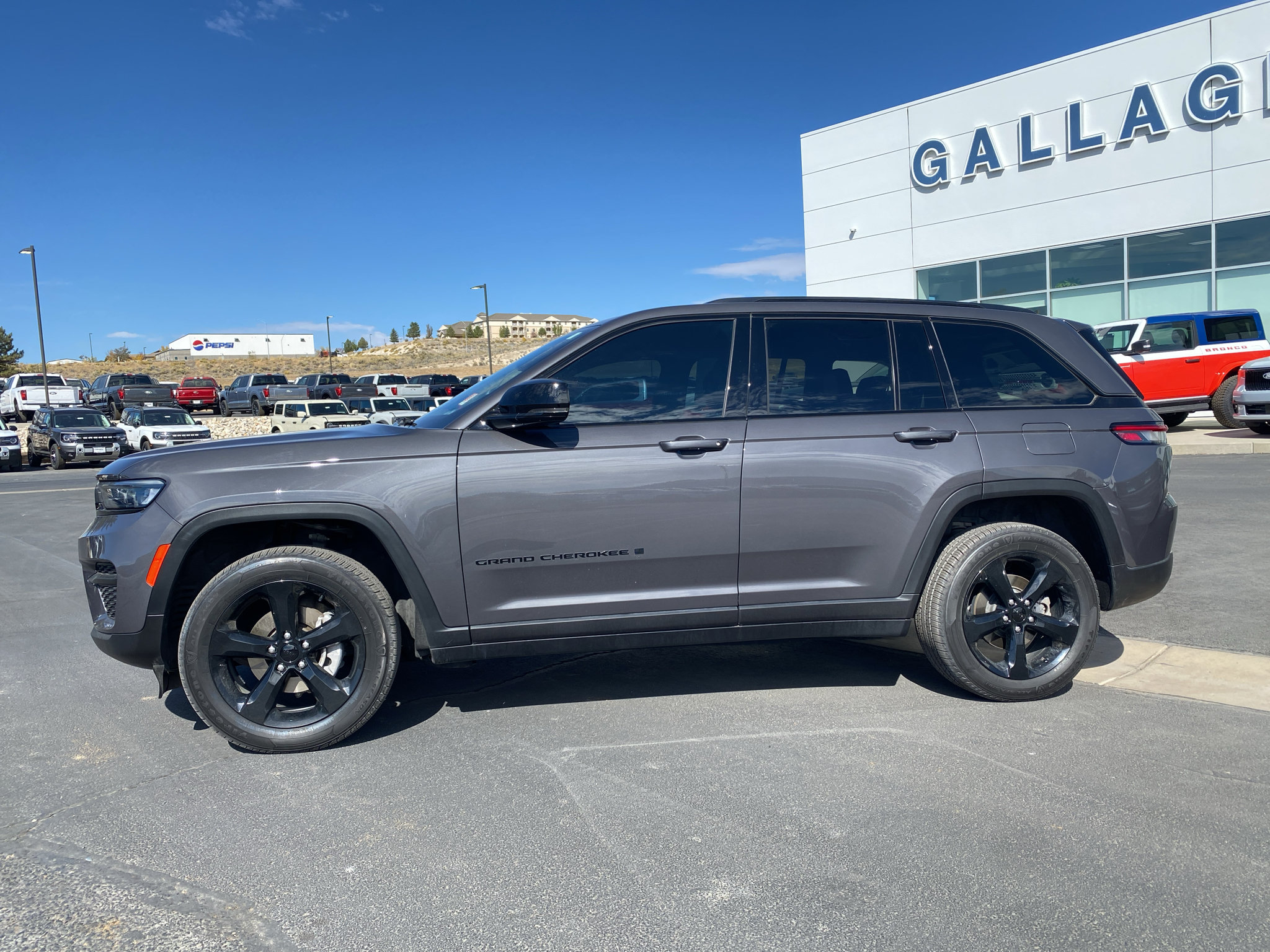 Used 2023 Jeep Grand Cherokee Altitude AWD/4WD image 23