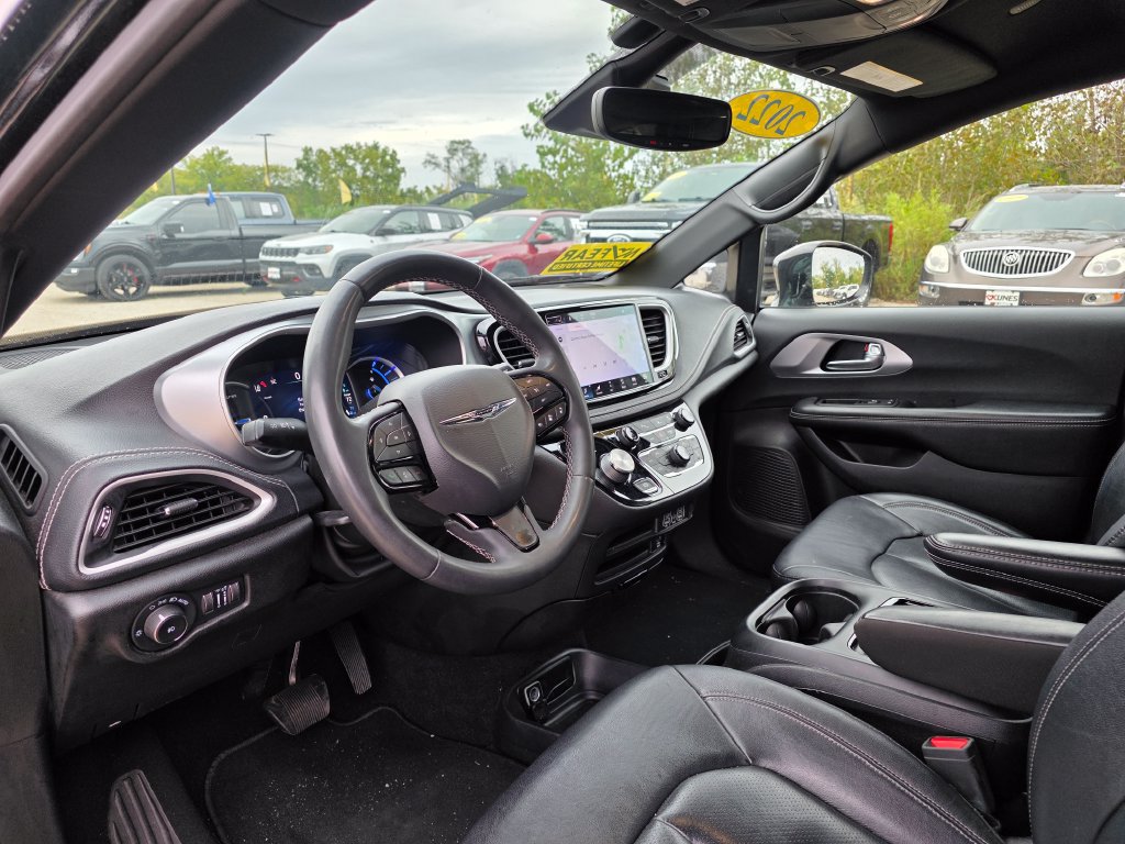 Used 2022 Chrysler Pacifica Touring-L w/ Uconnect Theater Family Group FWD image 17