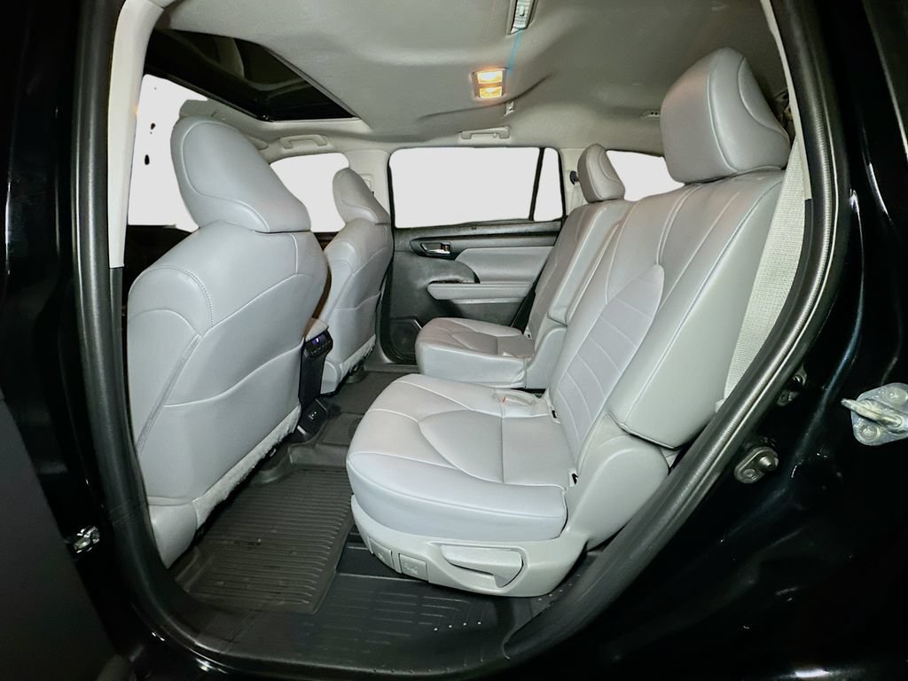 Used 2023 Toyota Highlander XLE AWD/4WD image 32