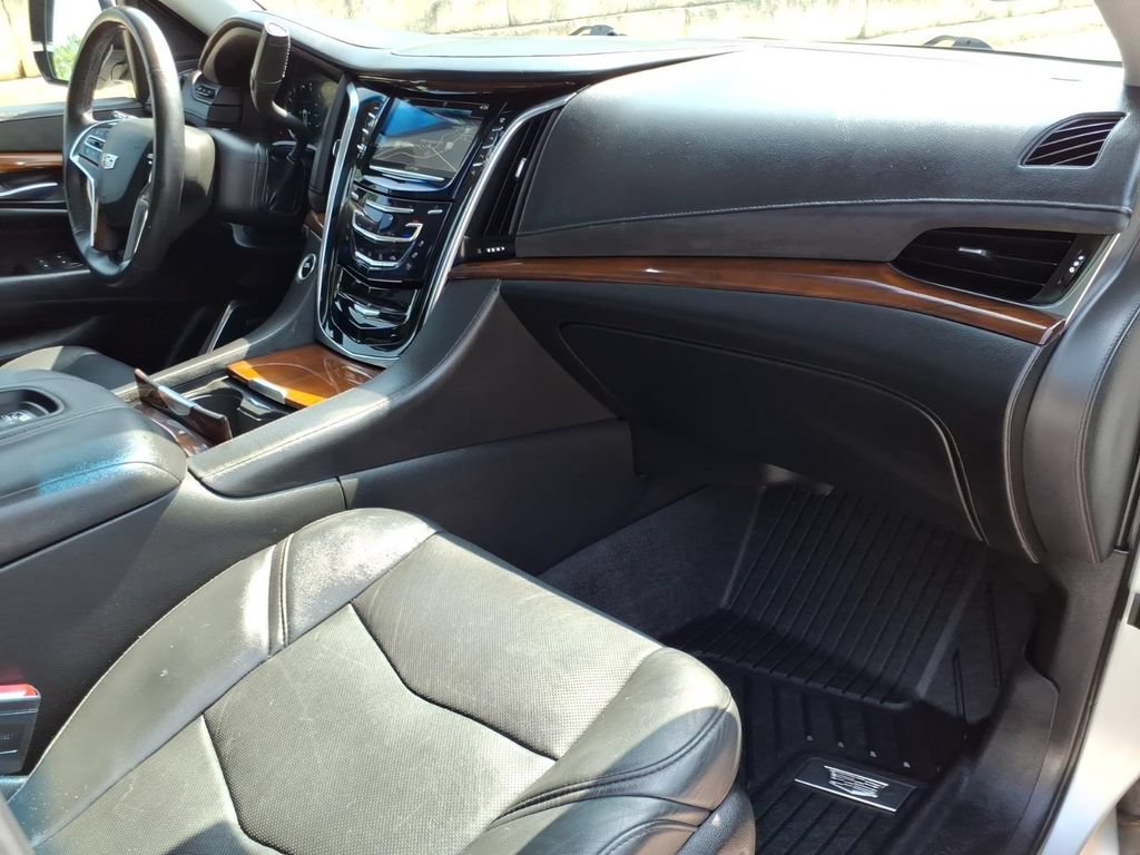 Used 2019 Cadillac Escalade Luxury RWD image 4
