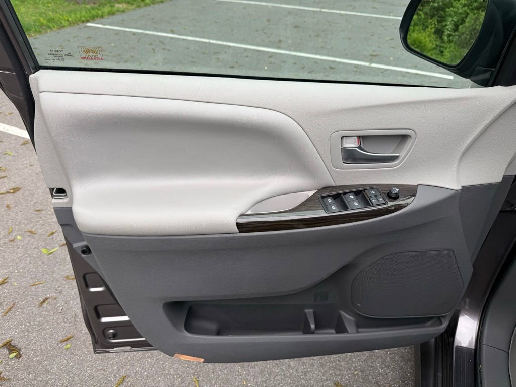 Used 2019 Toyota Sienna XLE w/ XLE Navigation Package AWD/4WD image 12