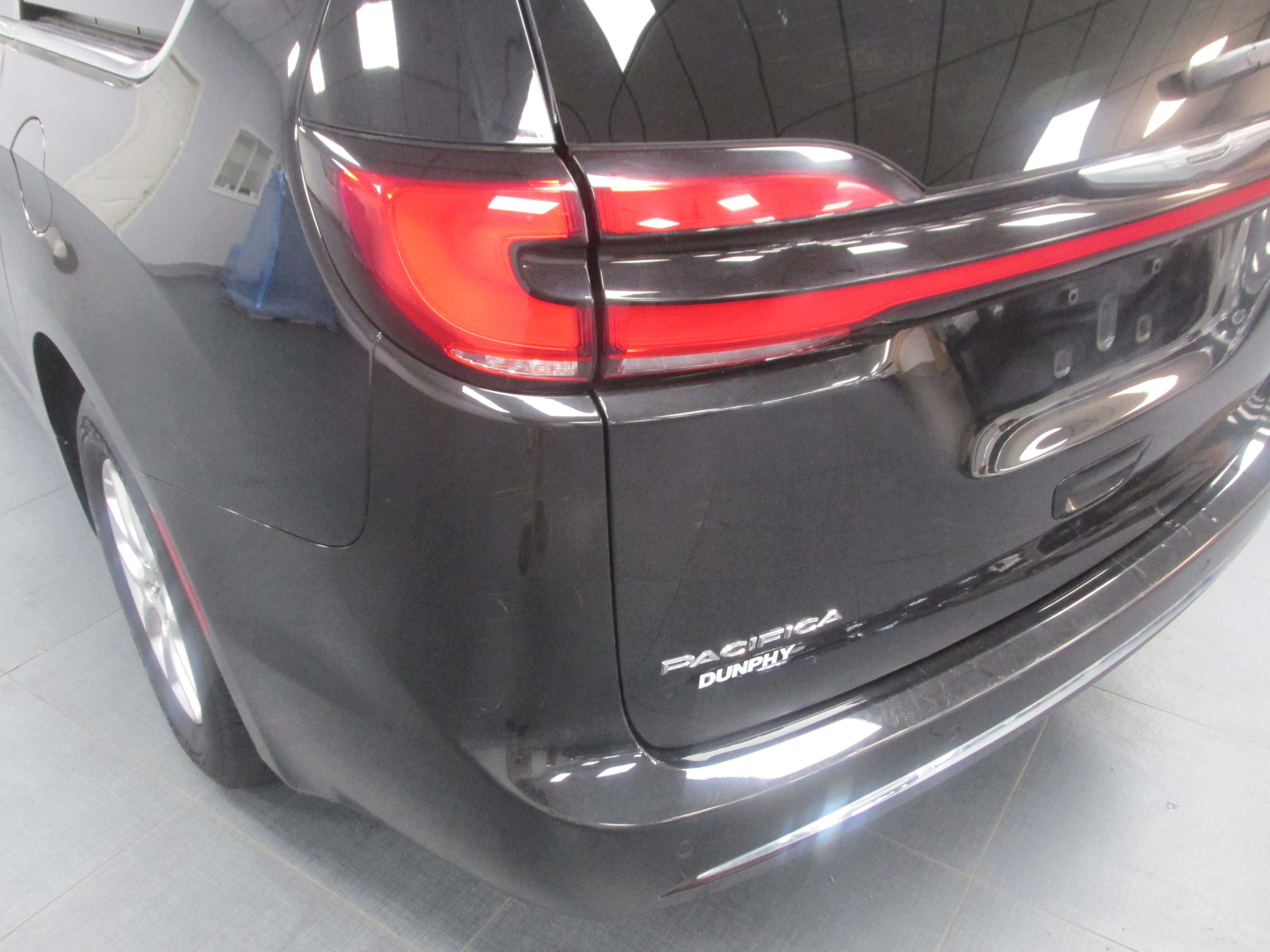 Used 2023 Chrysler Pacifica Touring-L FWD image 12