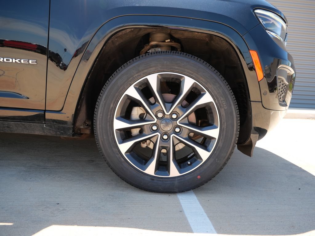 Used 2023 Jeep Grand Cherokee Overland w/ Luxury Tech Group IV AWD/4WD image 5
