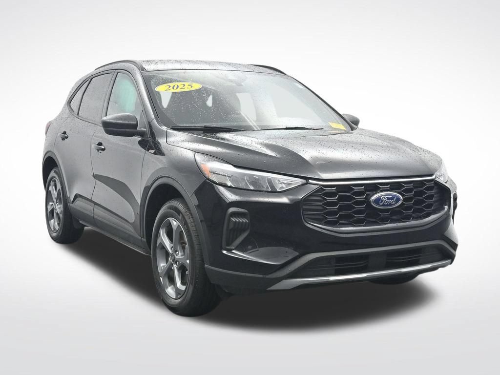Certified 2025 Ford Escape ST-Line AWD/4WD image 3